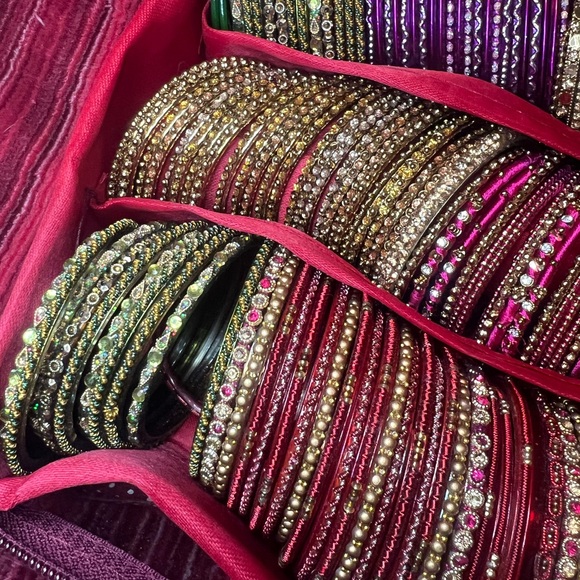 HUGE BOX OF BRACELETS 💝✨ - Picture 4 of 12